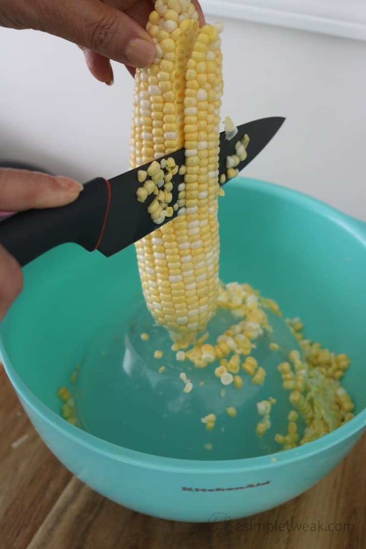 Tip.-In-a-big-bowl-place,-another-bowl-inside-reversed.-This-will-serve-as-a-support-to-keep-the-corn-from-slipping-inside-and-remove-the-kernels-without-making-a-huge-mess Tip.-In-a-big-bowl-place,-another-bowl-inside-reversed.-This-will-serve-as-a-support-to-keep-the-corn-from-slipping-inside-and-remove-the-kernels-without-making-a-huge-mess